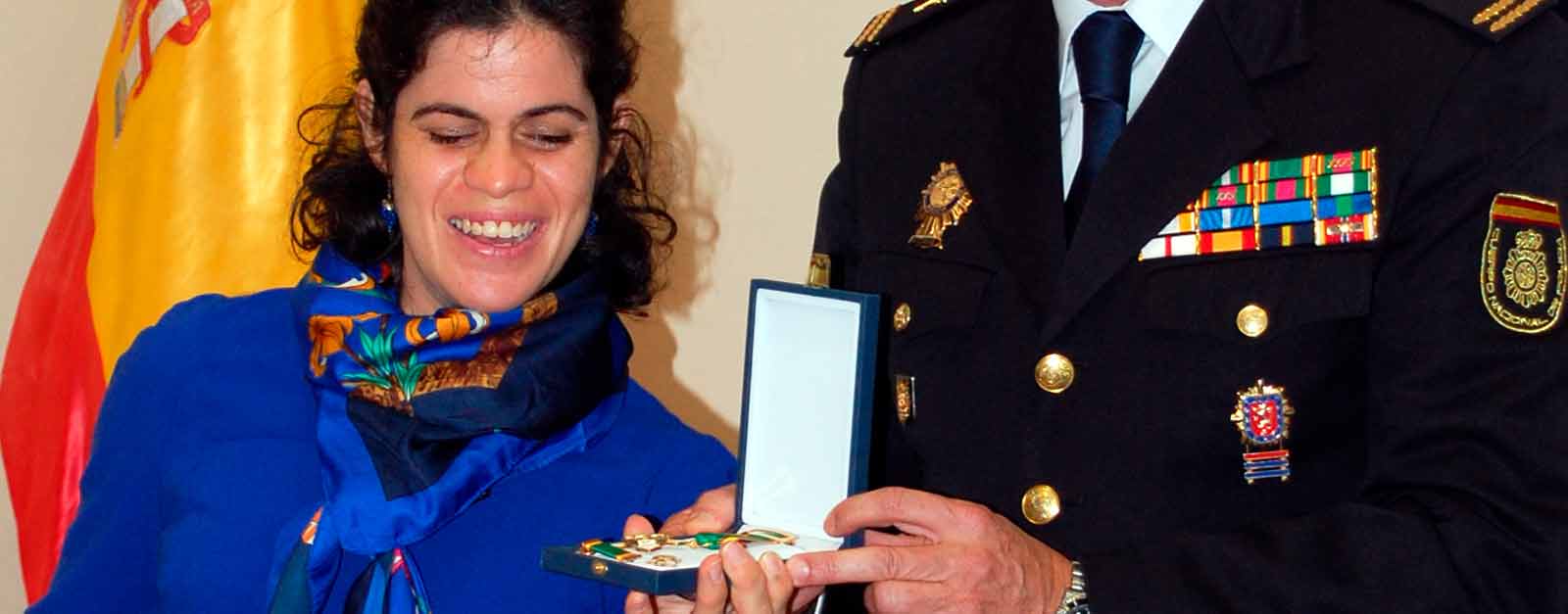 Piluca recibiendo la medalla
