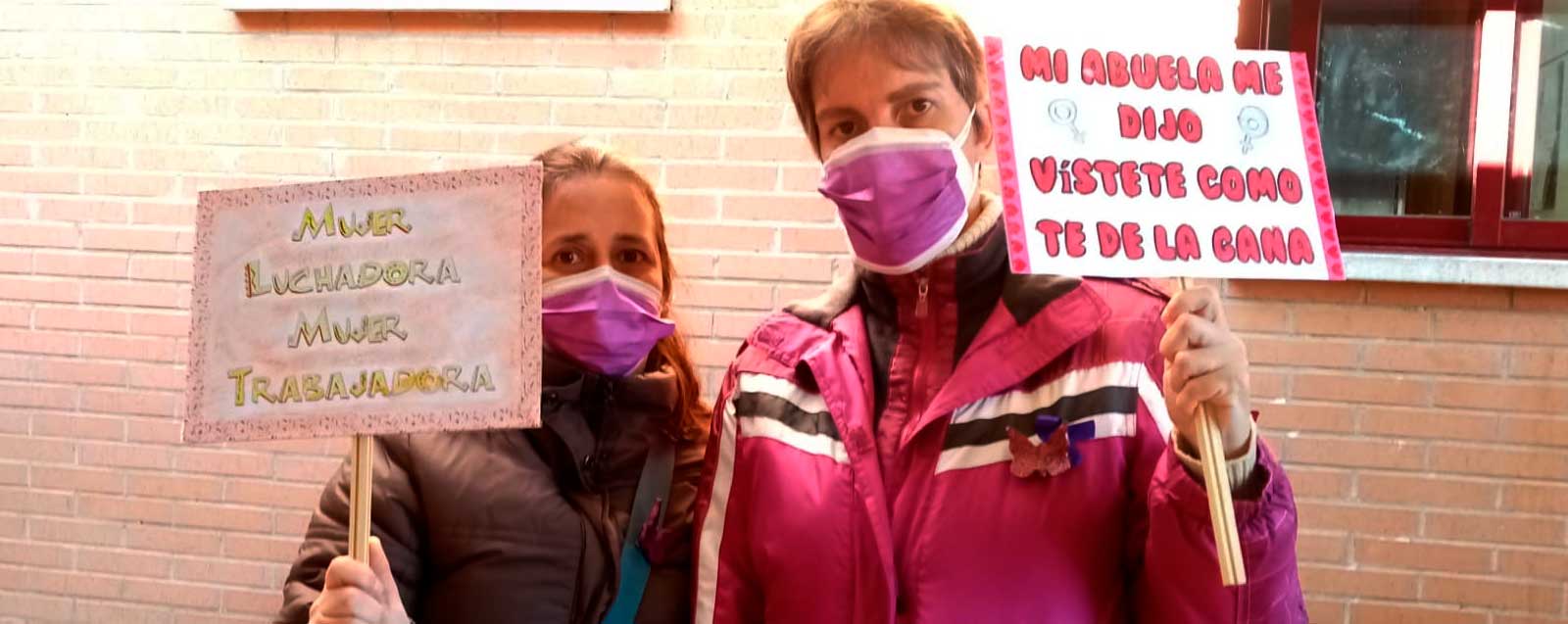 Dos mujeres de Círvite portando sus pancartas