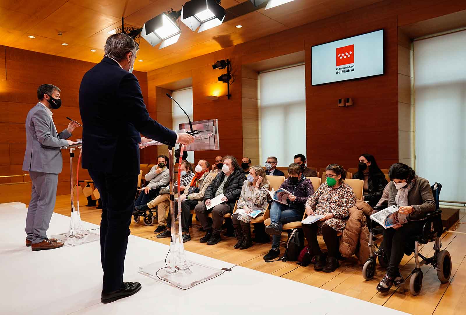 Los representantes en la sala de prensa