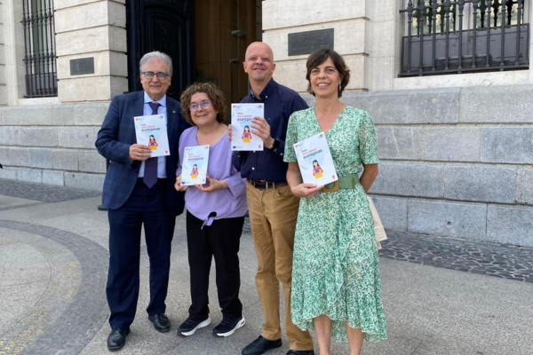 Celeste y Kiko en un evento sobre accesibilidad cognitiva en la Puerta del Sol