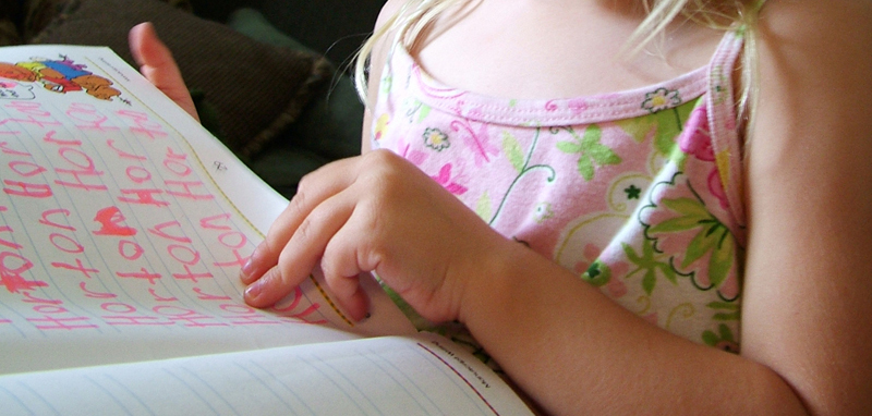 imagen de una alumna leyendo