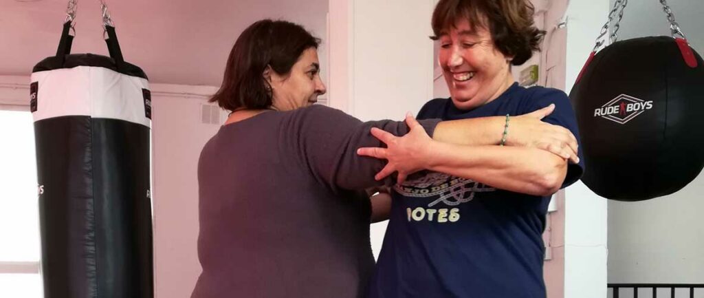 Dos mujeres entrenan defensa personal