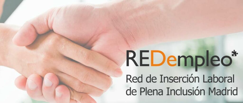 Dos personas apretando las manos y el logotipo de RedEmpleo en la parte inferior derecha