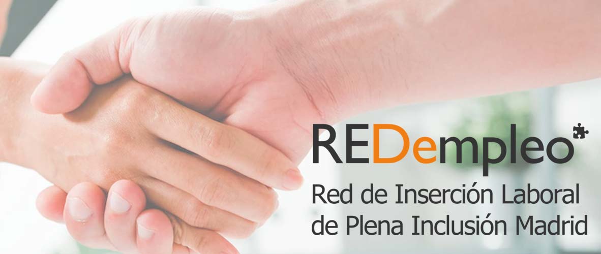 Dos personas apretando las manos y el logotipo de RedEmpleo en la parte inferior derecha