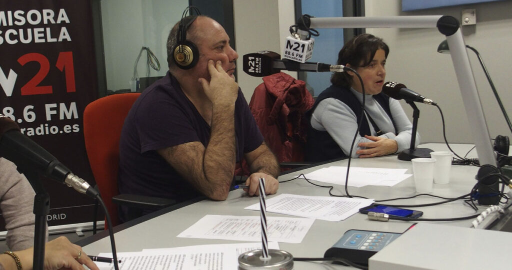 participantes ante los micrófonos de M21