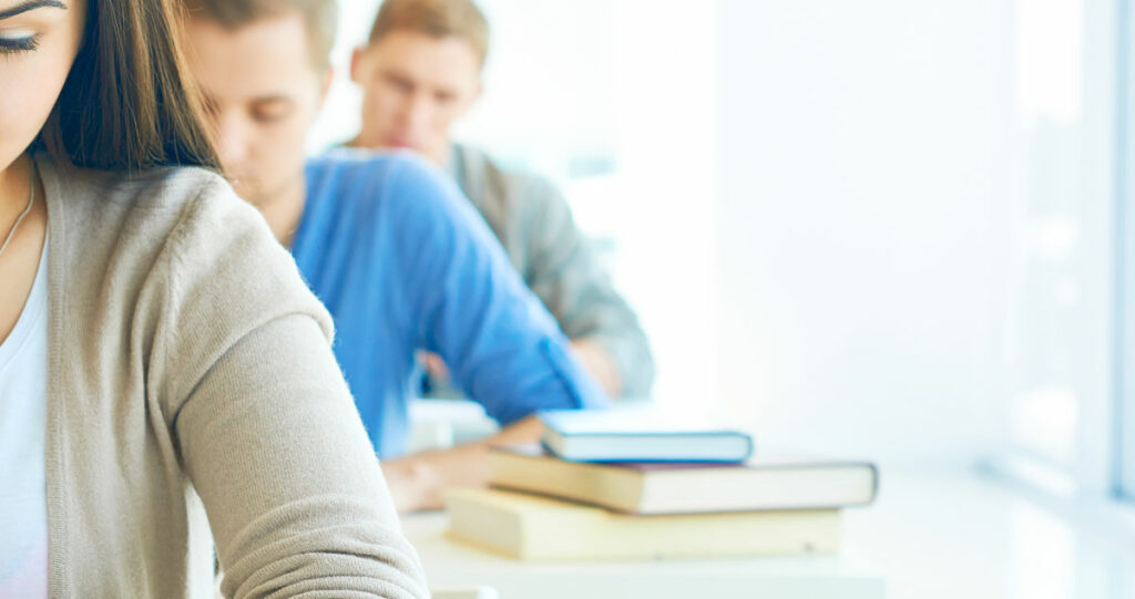 jóvenes estudiantes en un aula