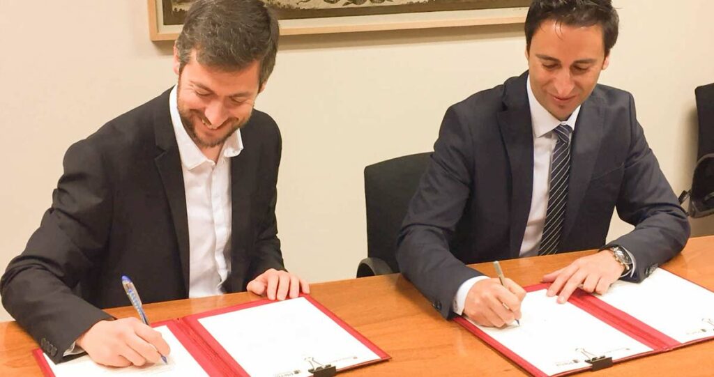 Momento de la firma del convenio