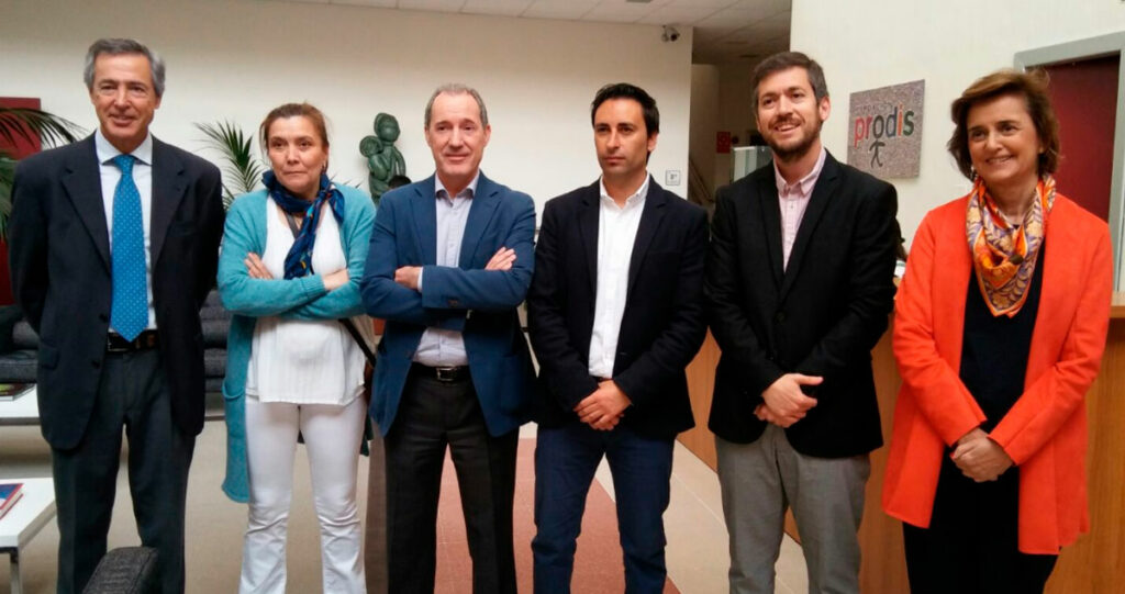 Representantes políticos y de las organizaciones durante su visita a Fundación Prodis