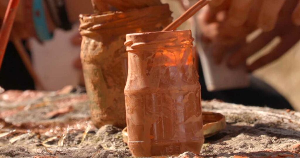 Botes con tierras de colores