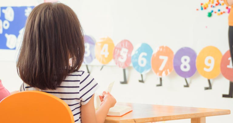 Imagen de recurso. Alumna en escuela.