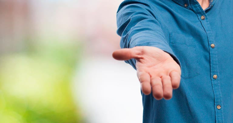 Imagen de jóven tendiendo la mano