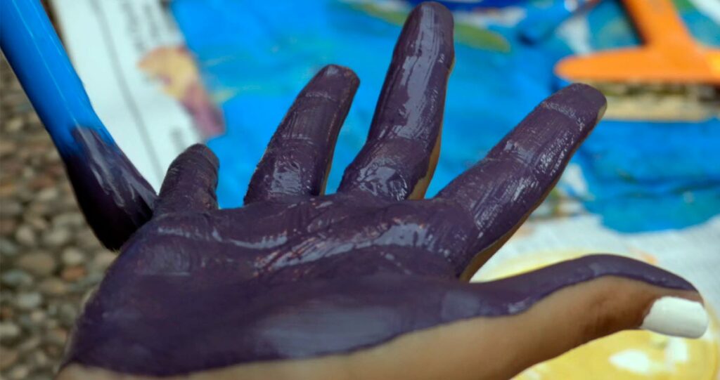 mano llena de pintura