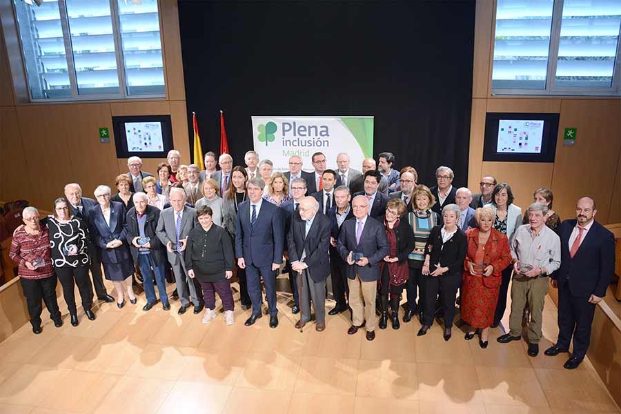 Foto de familia ddl homenaje a familias del 40 Aniversario