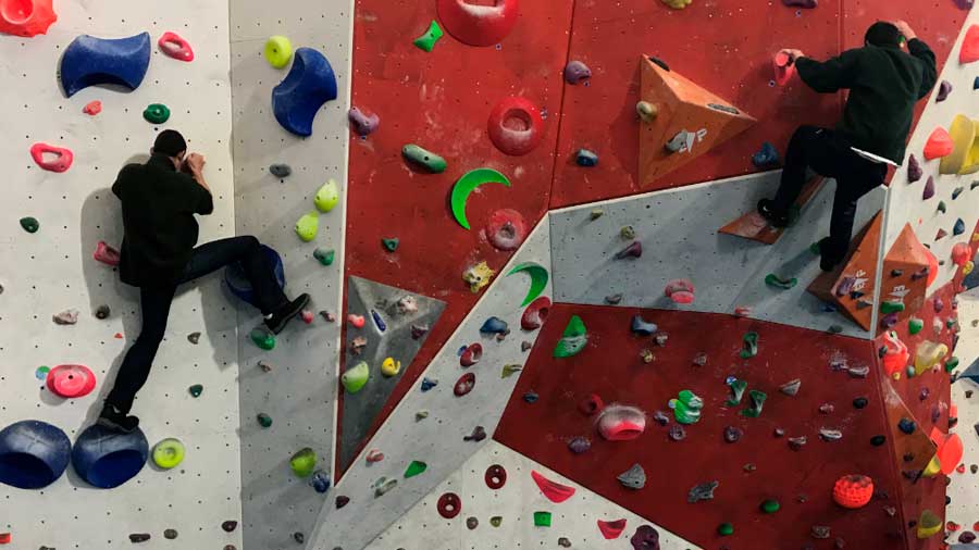 practicando escalada