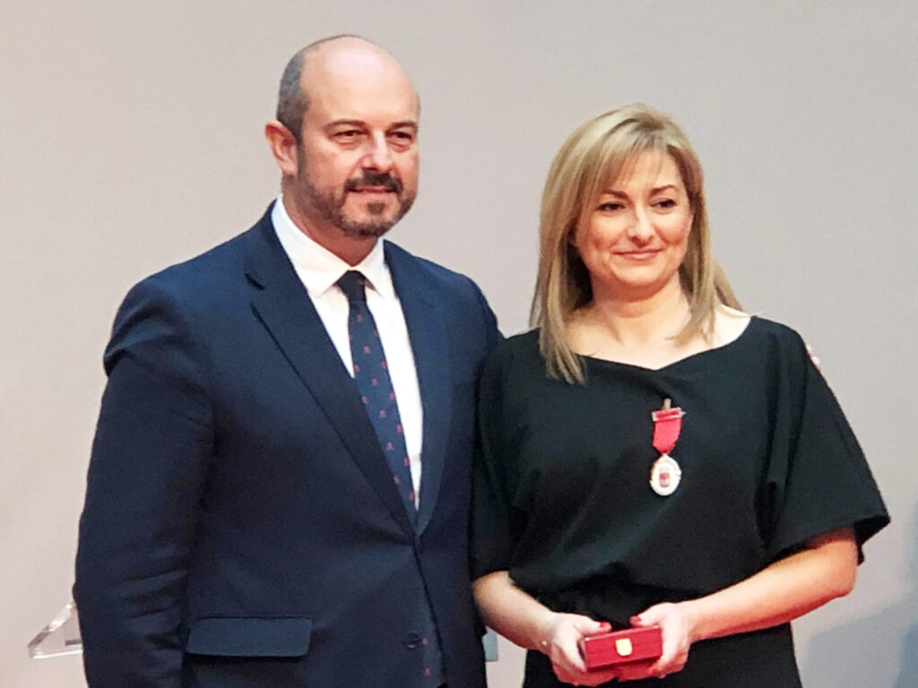 Pedro Rollán presidente de la Comunidad de Madrid, y Mar Torres, miembro de la Junta Directiva de PLena INclusión Madrid