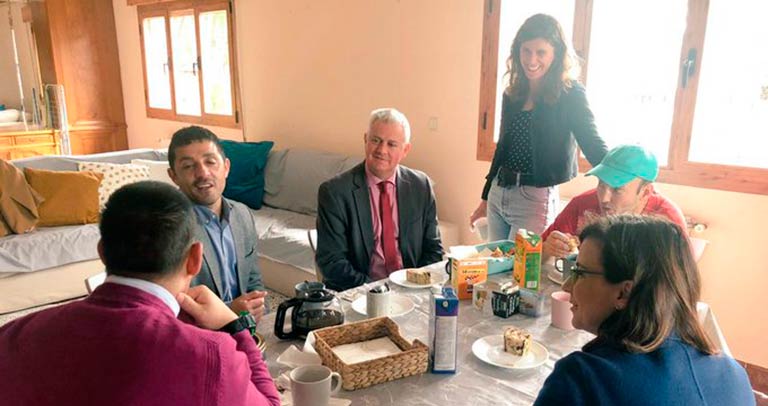 El alcalde de San Sebastián de los Reyes visita la vivienda para adultos con TEA de Apadis