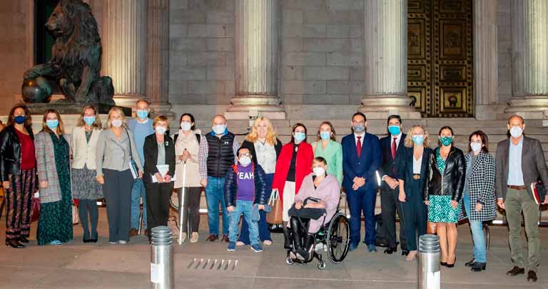 representantes ante la puerta del Congreso