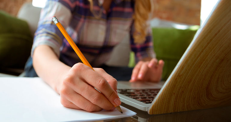 Una mujer jóven estudiando