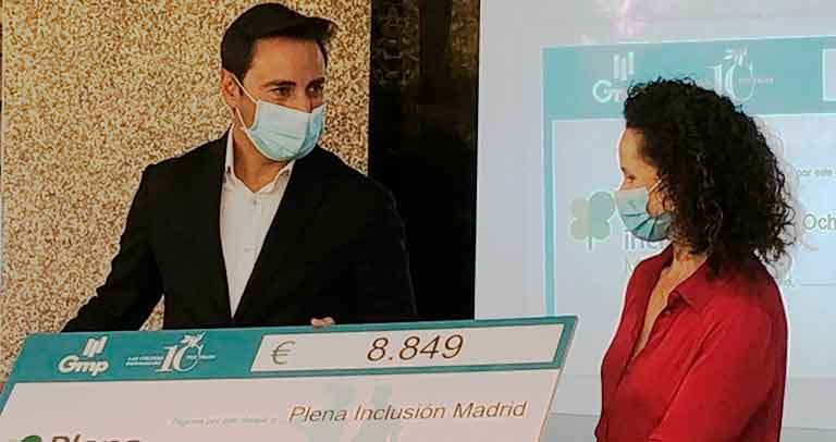 Javier Luengo recogiendo la donación del REto Everest