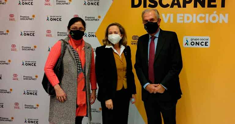 : Elena Escalona, directora general de Down Madrid; la vicepresidenta primera y ministra de Asuntos Económicos y Transformación Digital, Nadia Calviño; y el presidente del patronato de Down Madrid, Ignacio Egea.