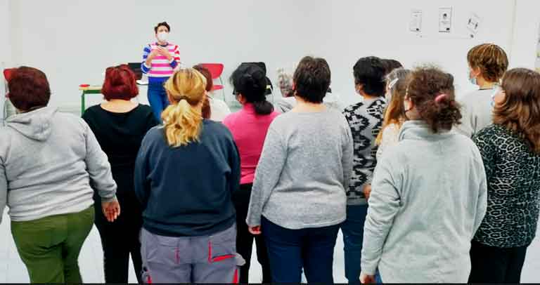 La formadora junto al grupo de alumnas de la formaciónn 'Porque yo lo valgo'