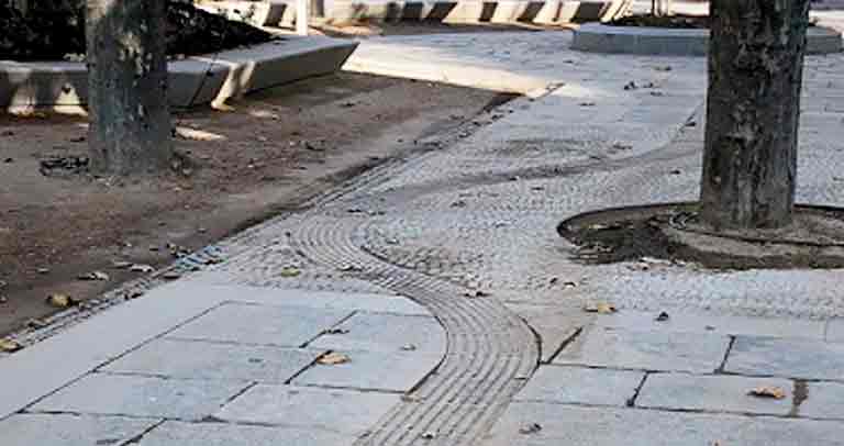 Imagen de un encaminamiento peligroso en la Plaza de España