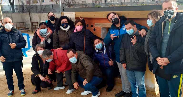Artistas que han realizado el refugio posando frente a él