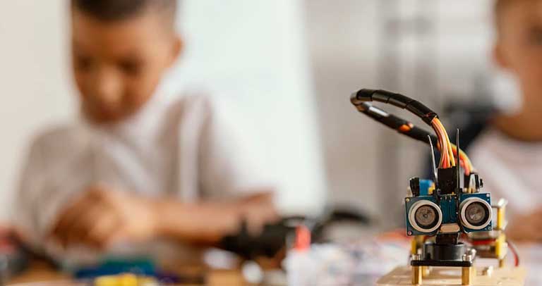 Alumnado trabajando robótica
