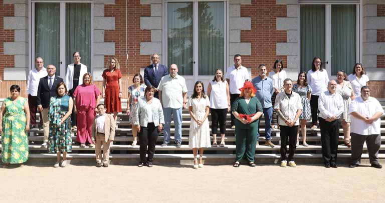 Plataforma de Representantes posando con S.M. la Reina