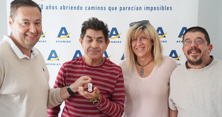 Afanias recibe las llaves de su primera vivienda en comunidad