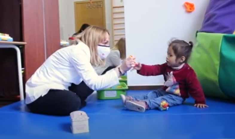 Una niña durante su tratamiento de atención temprana en una entidad del movimiento asociativo