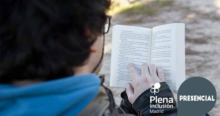 Jóven lector leyendo en un parque