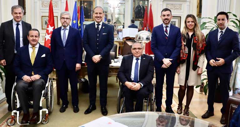 foto de familia de las personas asistentes junto al decano del ICAM