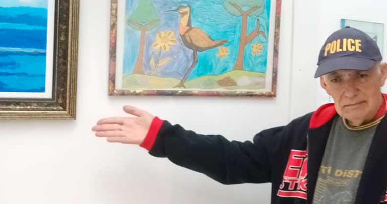 Juan Liebana con una de sus obras