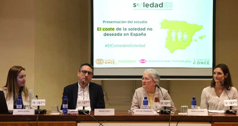 Autores del estudio en la mesa de presntación de sus datos