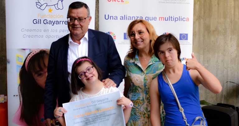 Momento de la entrega de diplomas de aprovechamiento del curso Teraia Asistida con animales