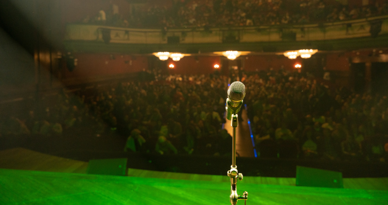 Micrófono en un teatro