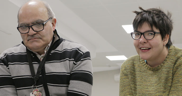 Un hombre y una mujer durante un taller de formación