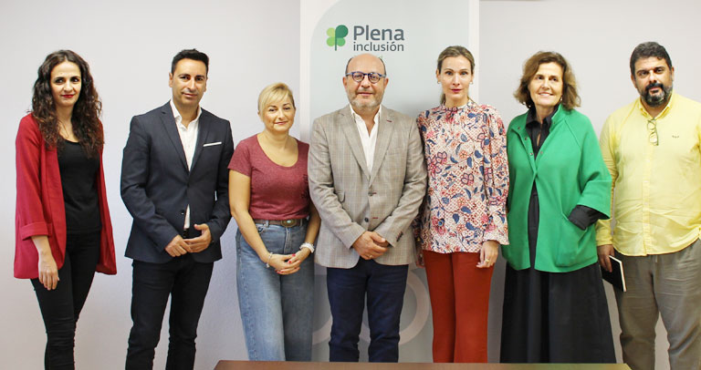 Foto de familia de la reunión entre Plena Inclusión Madrid y el área de familias y bienestar social del Ayuntamiento de Madrid