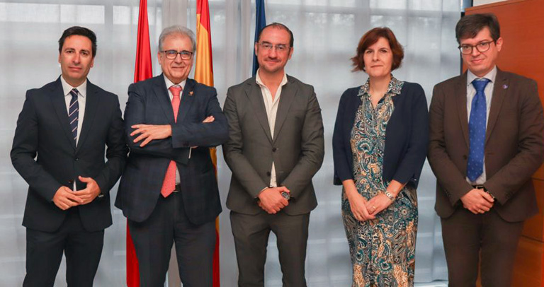 Foto de familia de la firma de convenio con la UC3M