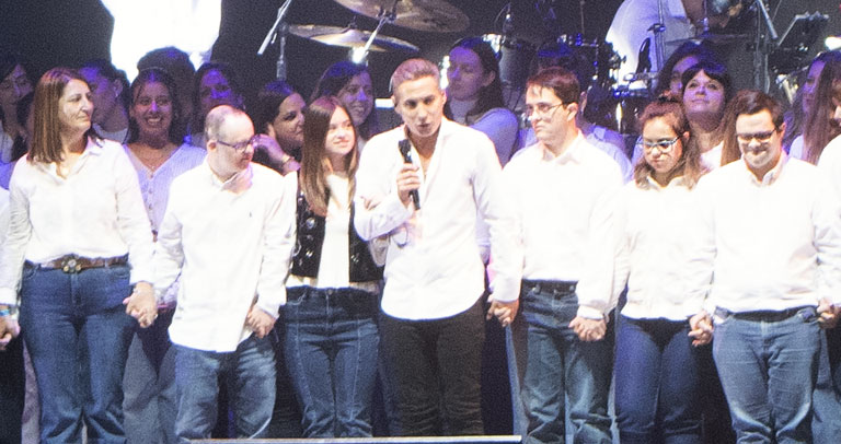 Pitingo junto a jóvenes con discapacidad de Fundación Prodis