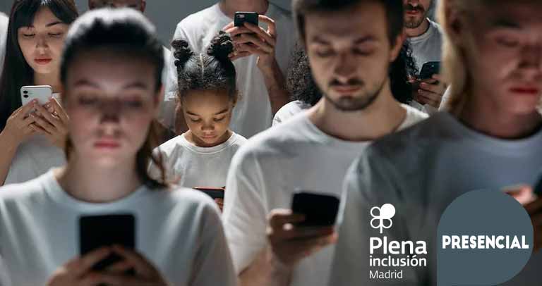 Grupo de personas consultando el móvil