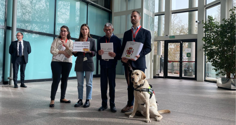 La Asamblea de Madrid recibe el nuevo Artículo 49 de la Constitución Española en formatos accesibles