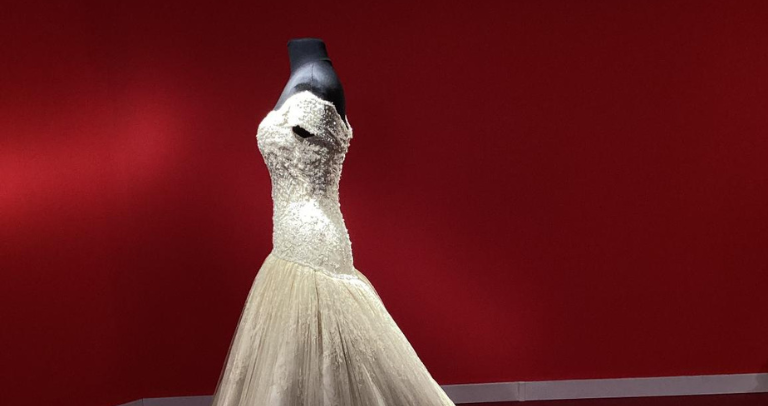 ¿Cómo hacer un vestido de alta costura accesible? La obra de Lorenzo Caprile se adapta a Lectura Fácil